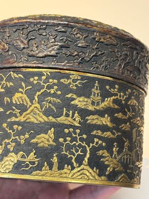 An imperial Vietnamese gold and silver-inlaid cylindrical tea box and cover, Hợp kim gồm ba lượng chín phân vàng bảy phân đồng  mark, 18/19th C. — photo 23