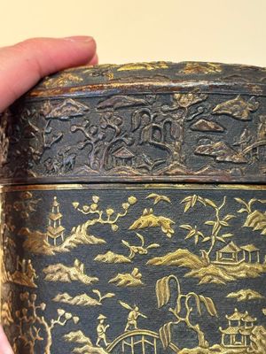 An imperial Vietnamese gold and silver-inlaid cylindrical tea box and cover, Hợp kim gồm ba lượng chín phân vàng bảy phân đồng  mark, 18/19th C. — photo 26