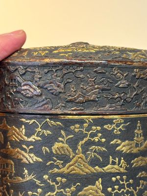 An imperial Vietnamese gold and silver-inlaid cylindrical tea box and cover, Hợp kim gồm ba lượng chín phân vàng bảy phân đồng  mark, 18/19th C. — photo 27