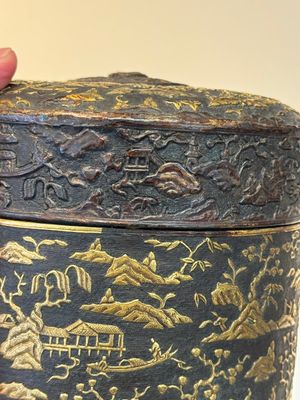 An imperial Vietnamese gold and silver-inlaid cylindrical tea box and cover, Hợp kim gồm ba lượng chín phân vàng bảy phân đồng  mark, 18/19th C. — photo 28