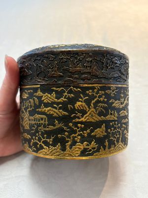 An imperial Vietnamese gold and silver-inlaid cylindrical tea box and cover, Hợp kim gồm ba lượng chín phân vàng bảy phân đồng  mark, 18/19th C. — photo 3