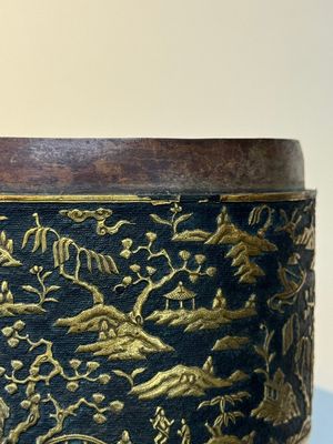 An imperial Vietnamese gold and silver-inlaid cylindrical tea box and cover, Hợp kim gồm ba lượng chín phân vàng bảy phân đồng  mark, 18/19th C. — photo 32