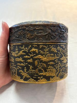An imperial Vietnamese gold and silver-inlaid cylindrical tea box and cover, Hợp kim gồm ba lượng chín phân vàng bảy phân đồng  mark, 18/19th C. — photo 4