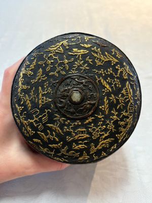 An imperial Vietnamese gold and silver-inlaid cylindrical tea box and cover, Hợp kim gồm ba lượng chín phân vàng bảy phân đồng  mark, 18/19th C. — photo 5
