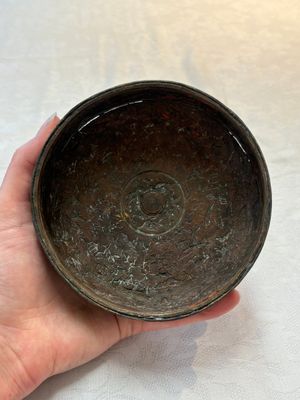 An imperial Vietnamese gold and silver-inlaid cylindrical tea box and cover, Hợp kim gồm ba lượng chín phân vàng bảy phân đồng  mark, 18/19th C. — photo 8