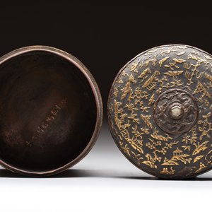 An imperial Vietnamese gold and silver-inlaid cylindrical tea box and cover, Hợp kim gồm ba lượng chín phân vàng bảy phân đồng  mark, 18/19th C. — photo 6