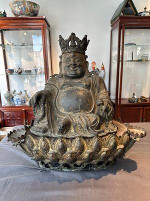 An important and large Chinese gilt bronze Buddha on a lotus throne, Ming — photo 1