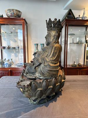 An important and large Chinese gilt bronze Buddha on a lotus throne, Ming — photo 4
