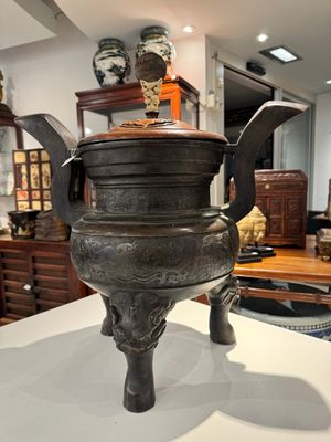 An important Chinese bronze tripod 'taotie' censer with wooden cover, Ming — 照片 1