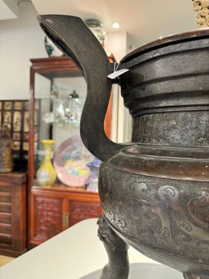 An important Chinese bronze tripod 'taotie' censer with wooden cover, Ming — 照片 15