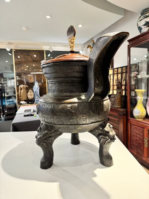 An important Chinese bronze tripod 'taotie' censer with wooden cover, Ming — 照片 2