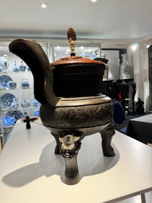 An important Chinese bronze tripod 'taotie' censer with wooden cover, Ming — 照片 3