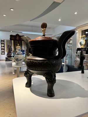 An important Chinese bronze tripod 'taotie' censer with wooden cover, Ming — 照片 4