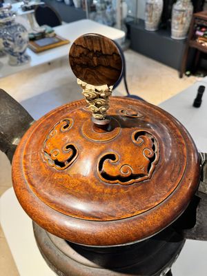 An important Chinese bronze tripod 'taotie' censer with wooden cover, Ming — 照片 5