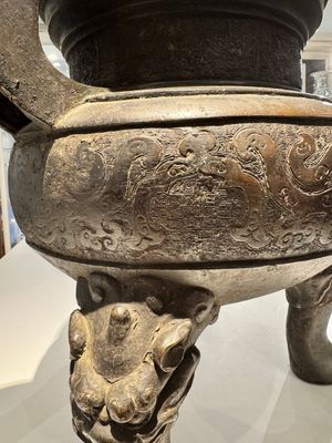 An important Chinese bronze tripod 'taotie' censer with wooden cover, Ming — 照片 7