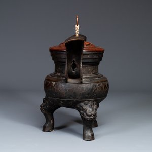 An important Chinese bronze tripod 'taotie' censer with wooden cover, Ming — 照片 2