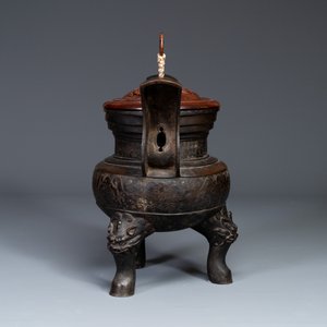 An important Chinese bronze tripod 'taotie' censer with wooden cover, Ming — 照片 4
