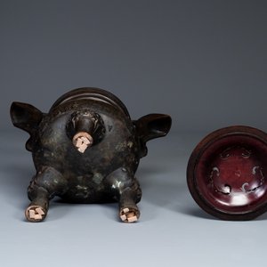 An important Chinese bronze tripod 'taotie' censer with wooden cover, Ming — 照片 6