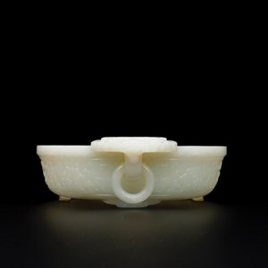 An important Chinese chrysanthemum-shaped very pale celadon jade marriage bowl, 18th C. — 照片 4