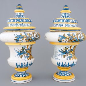 An important pair of Italian maiolica vases, dated 1724 and inscribed, Naples — photo 5
