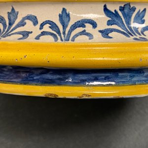 An important pair of large inscribed Italian maiolica drug jars and covers, Naples, dated 1724 — photo 19