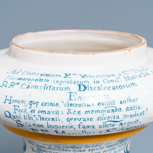 An important pair of large inscribed Italian maiolica drug jars and covers, Naples, dated 1724 — photo 7