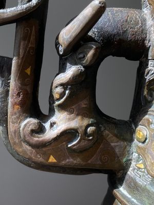 An imposing Chinese archaic gold-and-silver-inlaid bronze 'hu' vase on wooden stand inscribed Tao Xiang 陶湘 and Luo Zhenyu 羅振玉, Song/Ming — photo 11