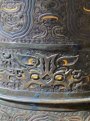 An imposing Chinese archaic gold-and-silver-inlaid bronze 'hu' vase on wooden stand inscribed Tao Xiang 陶湘 and Luo Zhenyu 羅振玉, Song/Ming — photo 12