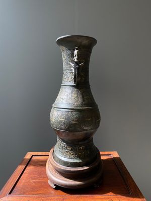 An imposing Chinese archaic gold-and-silver-inlaid bronze 'hu' vase on wooden stand inscribed Tao Xiang 陶湘 and Luo Zhenyu 羅振玉, Song/Ming — photo 4