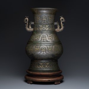An imposing Chinese archaic gold-and-silver-inlaid bronze 'hu' vase on wooden stand inscribed Tao Xiang 陶湘 and Luo Zhenyu 羅振玉, Song/Ming — photo 2
