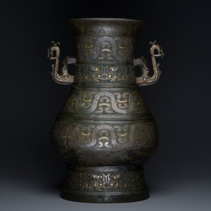 An imposing Chinese archaic gold-and-silver-inlaid bronze 'hu' vase on wooden stand inscribed Tao Xiang 陶湘 and Luo Zhenyu 羅振玉, Song/Ming — photo 5