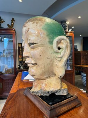An imposing Chinese sancai glazed stoneware head of a monk, Yuan/Ming — 照片 6