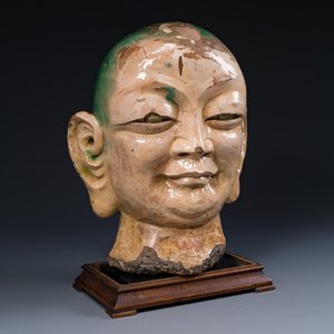 An imposing Chinese sancai glazed stoneware head of a monk, Yuan/Ming — 照片 1