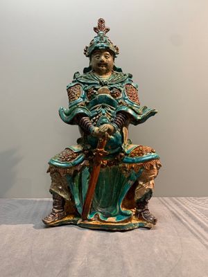 An impressive and fine Chinese sancai-glazed biscuit Guandi, Ming, 17th C. — photo 1