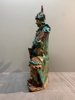 An impressive and fine Chinese sancai-glazed biscuit Guandi, Ming, 17th C. — photo 2