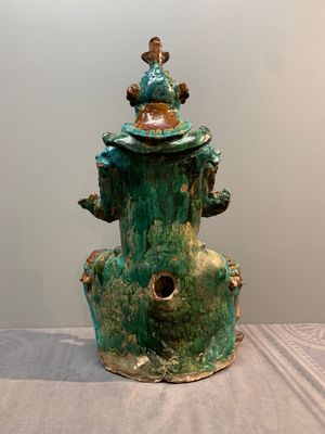 An impressive and fine Chinese sancai-glazed biscuit Guandi, Ming, 17th C. — photo 3
