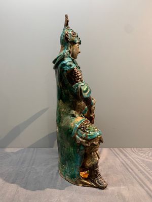 An impressive and fine Chinese sancai-glazed biscuit Guandi, Ming, 17th C. — photo 4