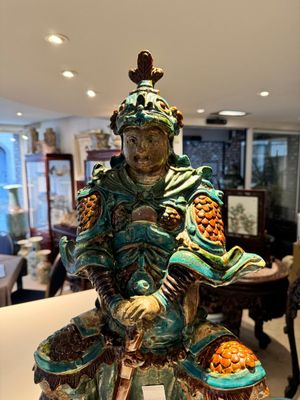 An impressive and fine Chinese sancai-glazed biscuit Guandi, Ming, 17th C. — photo 8