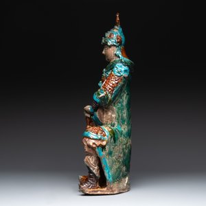 An impressive and fine Chinese sancai-glazed biscuit Guandi, Ming, 17th C. — photo 2