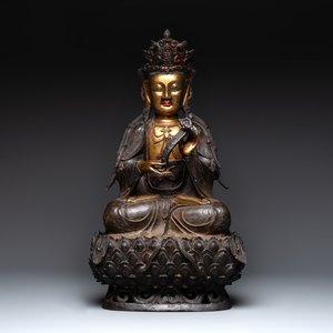 An impressive and large Chinese partially lacquered and gilt bronze Guanyin on a lotus throne, Ming — photo 1