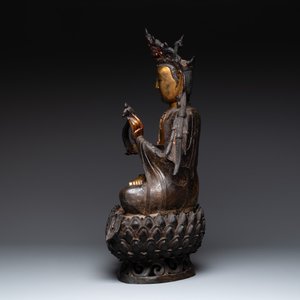 An impressive and large Chinese partially lacquered and gilt bronze Guanyin on a lotus throne, Ming — photo 2
