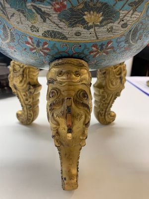 An impressive Chinese cloisonné 'dragon' censer and cover on wooden stand, Qianlong mark and of the period — photo 13