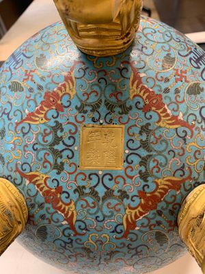 An impressive Chinese cloisonné 'dragon' censer and cover on wooden stand, Qianlong mark and of the period — photo 10