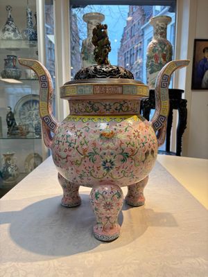 An impressive Chinese famille rose 'Bajixiang and Lotus Scroll' tripod censer with a wooden cover, Jiaqing mark and of the period — photo 1