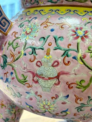 An impressive Chinese famille rose 'Bajixiang and Lotus Scroll' tripod censer with a wooden cover, Jiaqing mark and of the period — photo 12