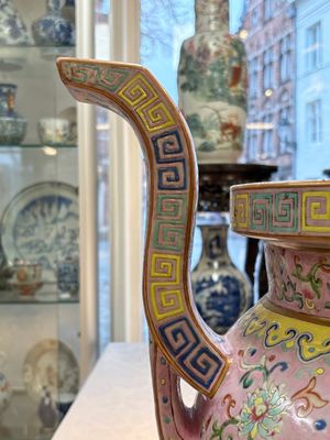 An impressive Chinese famille rose 'Bajixiang and Lotus Scroll' tripod censer with a wooden cover, Jiaqing mark and of the period — photo 13
