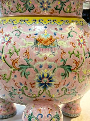 An impressive Chinese famille rose 'Bajixiang and Lotus Scroll' tripod censer with a wooden cover, Jiaqing mark and of the period — photo 14