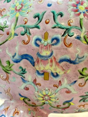 An impressive Chinese famille rose 'Bajixiang and Lotus Scroll' tripod censer with a wooden cover, Jiaqing mark and of the period — photo 20
