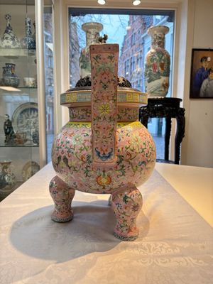 An impressive Chinese famille rose 'Bajixiang and Lotus Scroll' tripod censer with a wooden cover, Jiaqing mark and of the period — photo 2