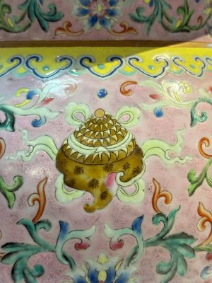 An impressive Chinese famille rose 'Bajixiang and Lotus Scroll' tripod censer with a wooden cover, Jiaqing mark and of the period — photo 21